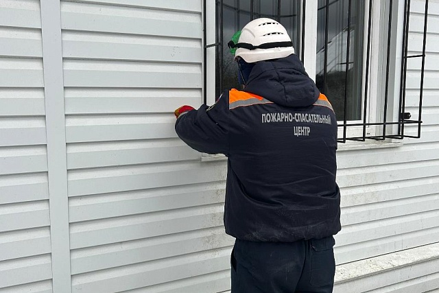 Спасатели обеспечили доступ врачам скорой помощи к больной женщие.